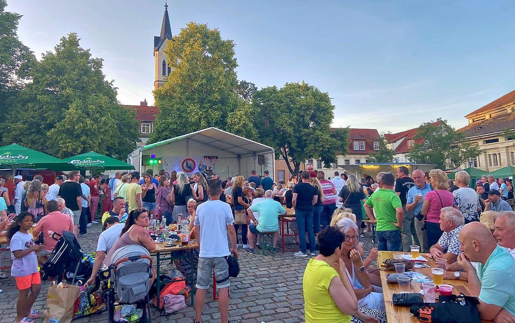 Der Roßlauer Marktplatz ist am Sonnabend belebt wie selten - dank des wiederbelebten Rossmarktes.