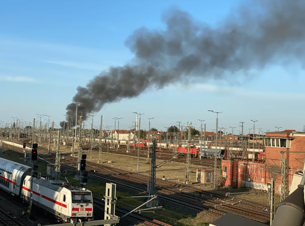 Die Feuerwehr hat die Flammen in dem leerstehenden Gebäude in Halle gelöscht.