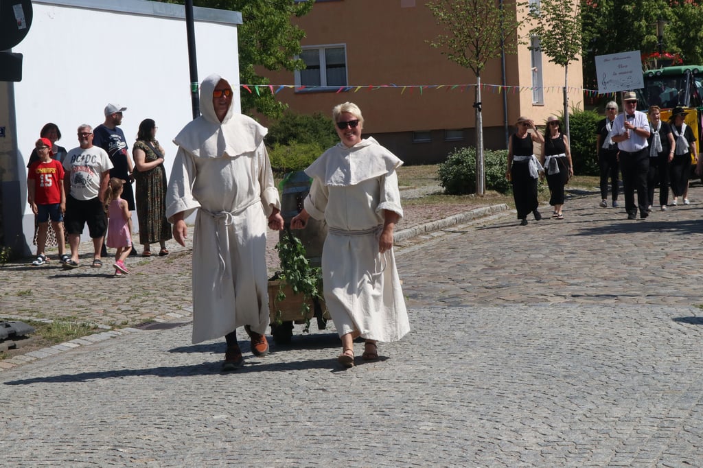 Hostorische Kostüme erinnern an die Anfänge von Hohenwarthe als Weinanbaugebiet.