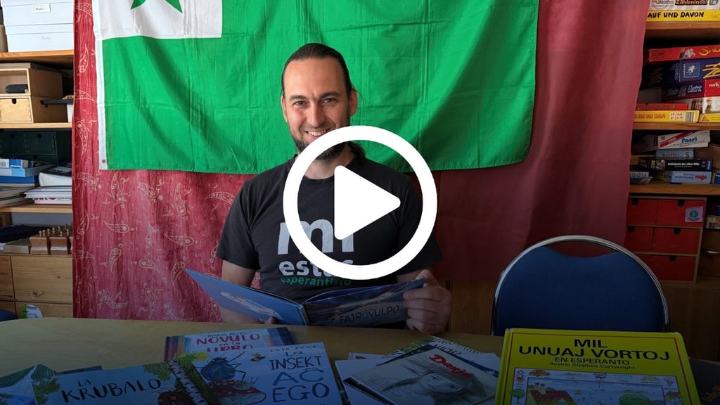 Hartmut Koblischke vor der Flagge der Esperantisten. Der Magdeburger ist einer der wenigen Esperanto-Sprechenden in Sachsen-Anhalt.