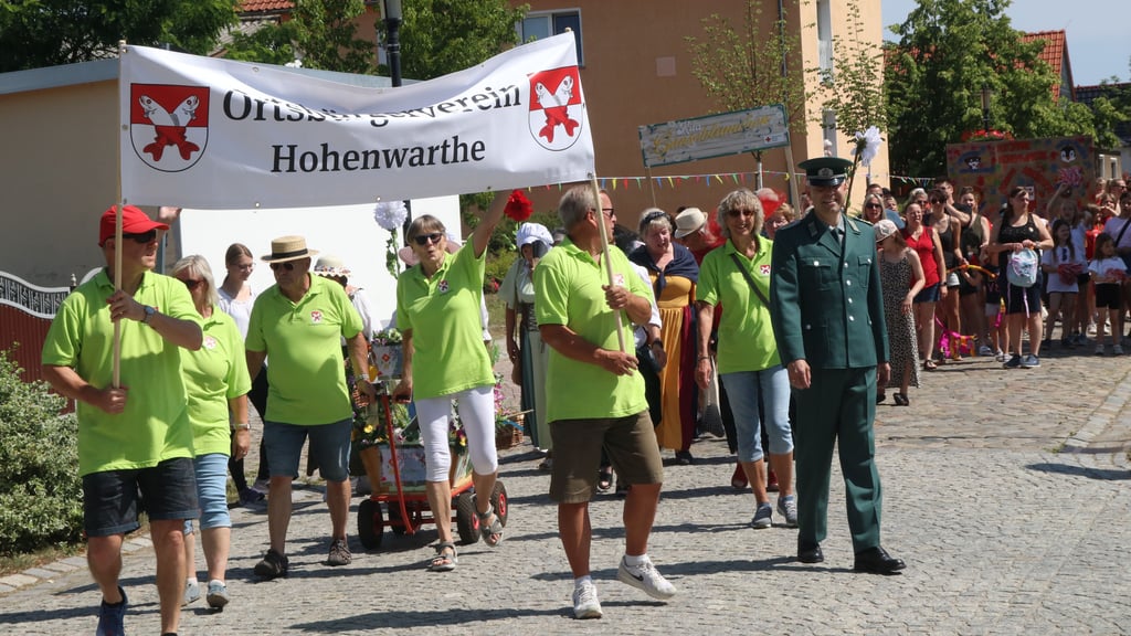 Da hat sich noch ein Volkspolizist in das Bild geschummelt. Auch Jahrzehnte nach dem Untergang der ehemaligen DDR sind die Uniformen beliebt und werden gern mal bei solchen Festumzügen präsentiert. Schon damals gab es Polizisten in den Orten. Die hießen nur anders. Abschnittsbevollmächtigte, kurz ABV wurden sie genannt und wussten vieles über die Einwohner in den Dörfern.