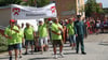 Da hat sich noch ein Volkspolizist  in das Bild geschummelt. Auch Jahrzehnte nach dem Untergang der ehemaligen DDR sind die Uniformen beliebt und werden gern mal bei solchen Festumzügen präsentiert. Schon damals gab es Polizisten in den Orten. Die hießen nur anders. Abschnittsbevollmächtigte, kurz ABV wurden sie genannt und wussten vieles über die Einwohner in den Dörfern.  