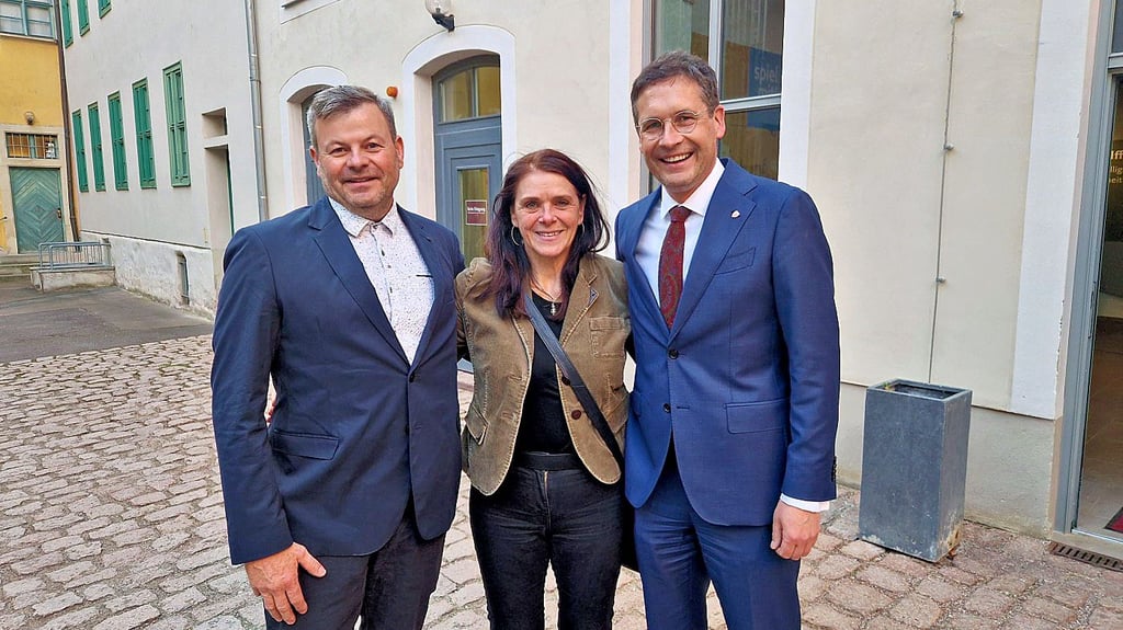 Halles Oberbürgermeister Alexander Vogt (r.) mit zwei seiner engsten Mitarbeitern Achmed Großer und Beate Saubke