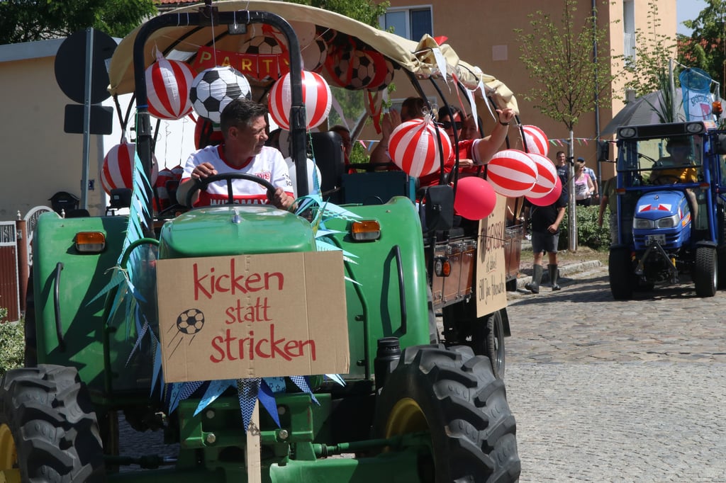 Mit dem Trecker ging es für die Frauen vom SV Eintracht Hohenwarthe im Festumzug durch die Ortschaft.