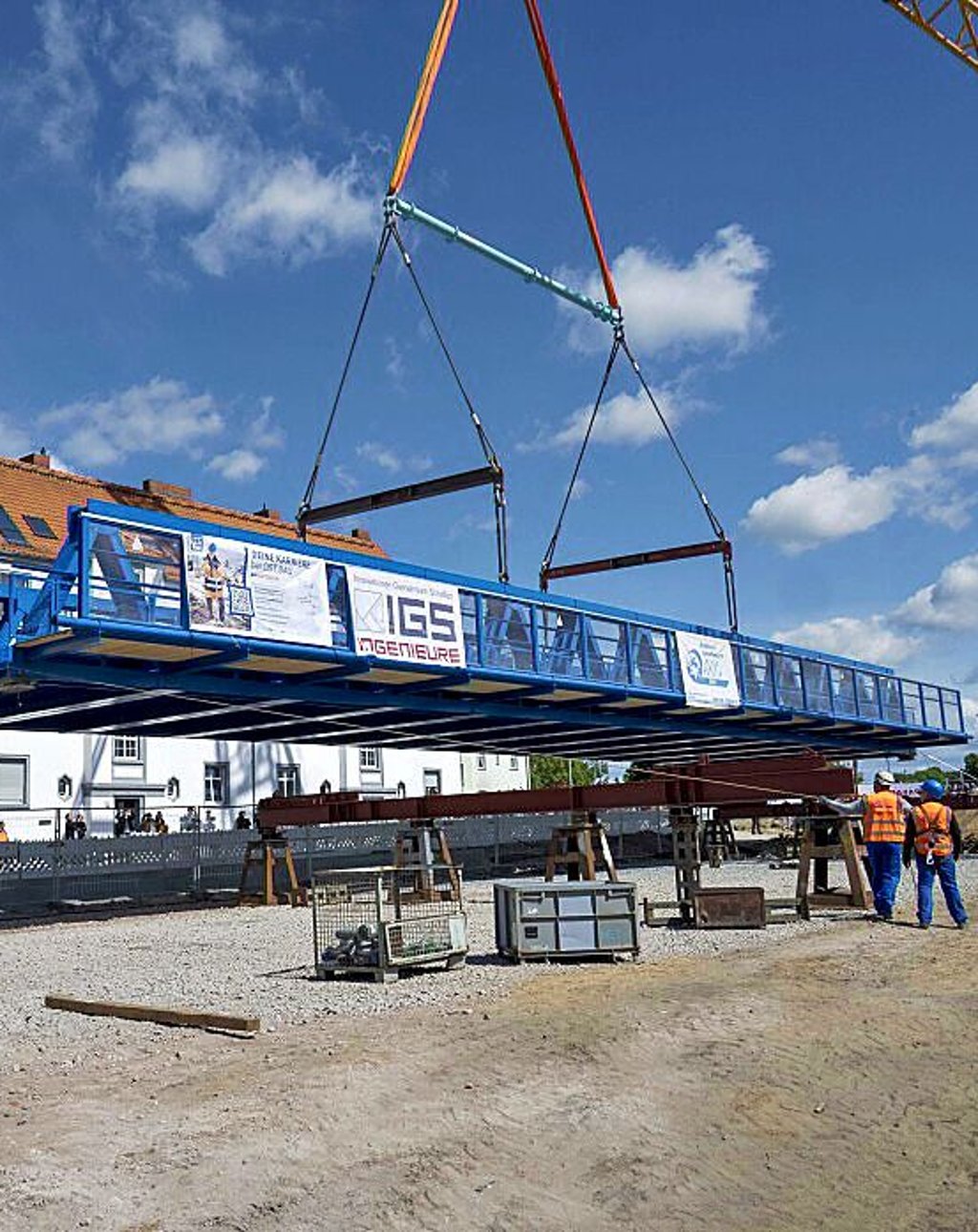 Zerbster Brücke in Roßlau wurde im Mai mit einem gewaltigen Kran eingehoben.