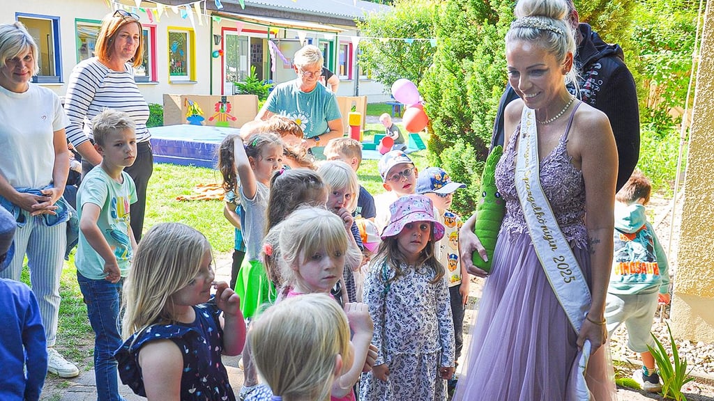 Drei Kitas hat Osterburgs Spargelkönigin Linda Haucke besucht. Hier macht sie den Flessauer „Waldzwergen“ ihre Aufwartung.