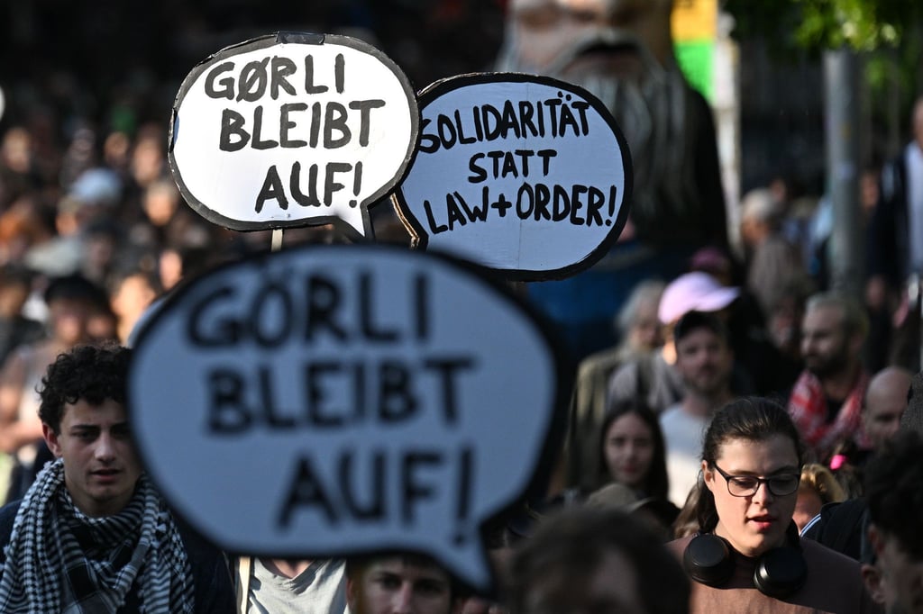 Am Abend demonstrierten rund 900 Menschen gegen den geplante Zaunbau.