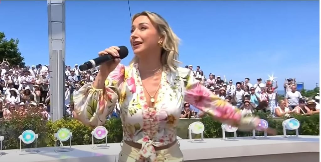 Anna-Carina Woitschack performt ihren neuen Song "Du ja Du" im ZDF-Fernsehgarten in Mainz.