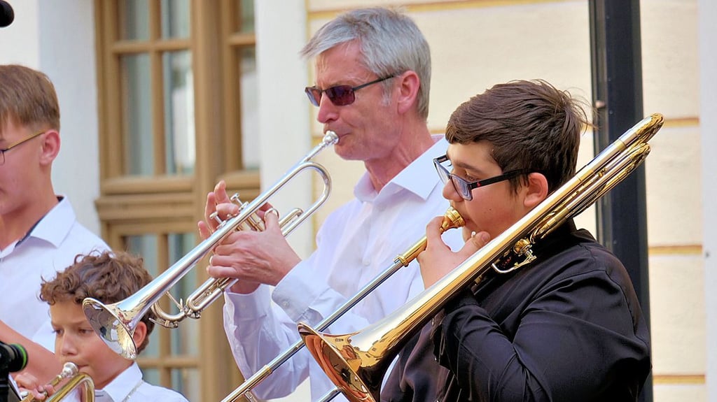 Zum Auftakt des Konzertes auf dem Innenhof des Jessener Schlosses werden Stücke aus „Stars Wars“ und „Der rosarote Panther“ gespielt.