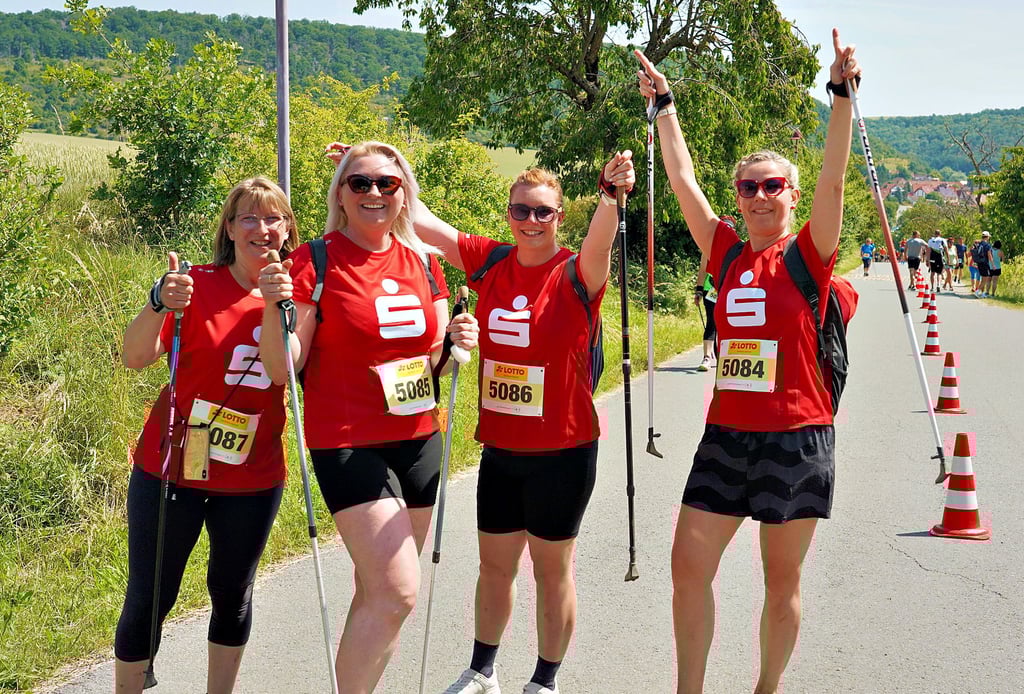 Gute Laune auch bei jenen, die auf der Nordic-Walking-Strecke quasi über Stock und Stein gingen: Antje Felgenträger (v.l.), Viktoria Mamro, Anika Böckel und Kristin Petermann von den „Sparkassen Walkie-Talkies“ jubeln.