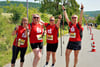 Gute Laune auch bei jenen, die auf der Nordic-Walking-Strecke quasi über Stock und Stein gingen: Antje Felgenträger (v.l.), Viktoria Mamro, Anika Böckel und Kristin Petermann von den „Sparkassen Walkie-Talkies“ jubeln.