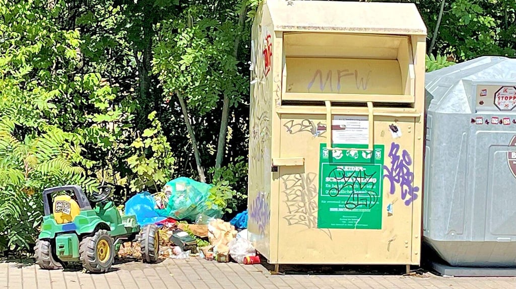 Müll am Kleidercontainer Geschwister-Scholl-Straße in Zeitz