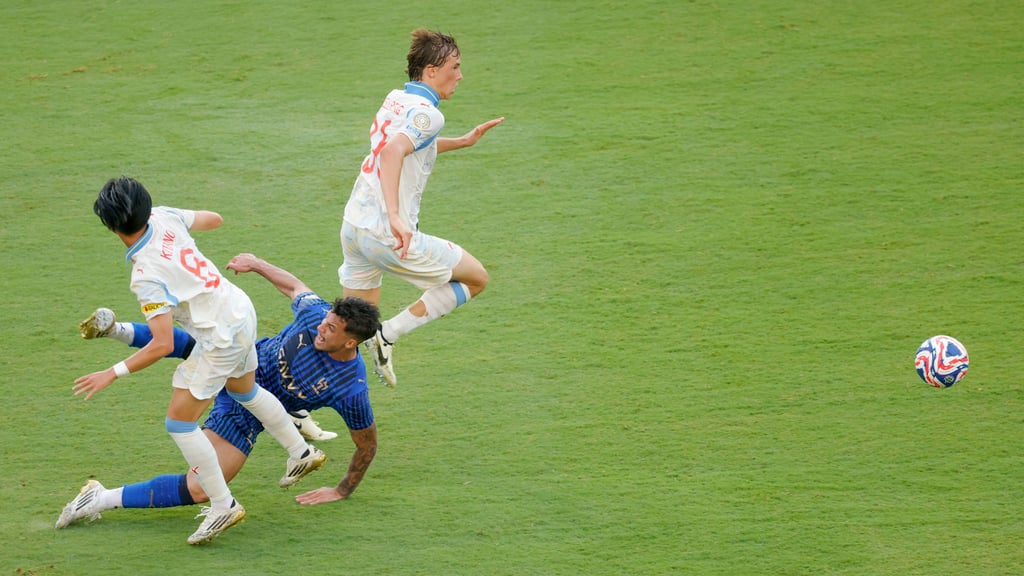 Heiß und hart umkämpft: die Klub-WM-Partie zwischen Salzburg (helle Trikots) und Al-Hilal