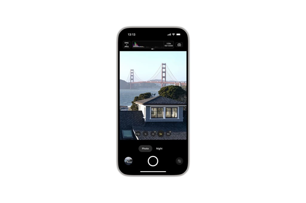 Project Indigo auf einem iPhone 16 Pro Max: Oben über dem Sucherbild sind das Live-Histogramm, der ISO-Wert und die Belichtungszeit zu erkennen.