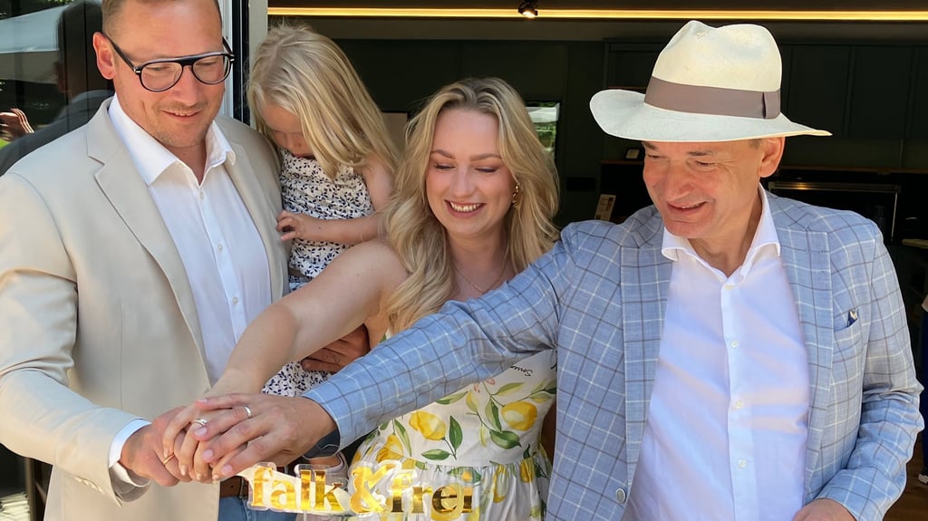 Die Investoren Jennifer und Jan Schindler (l.) und Andreas Silbersack schneiden zur Eröffnungsfeier gemeinsam eine Torte an.