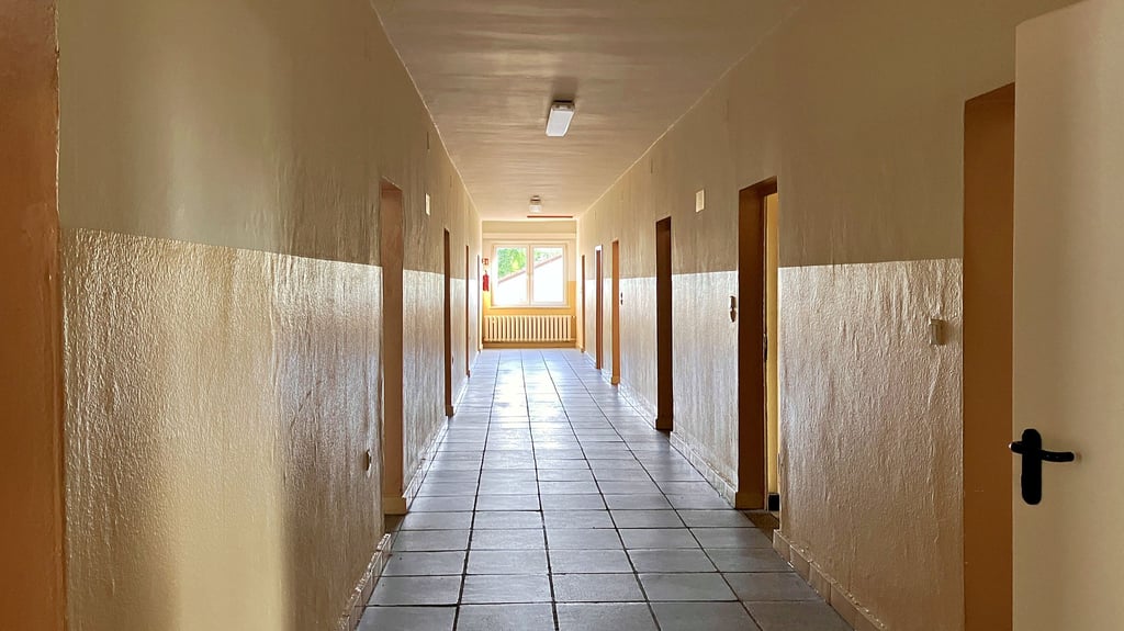 Ein Blick in einen Gang in der Merseburger Notunterkunft.