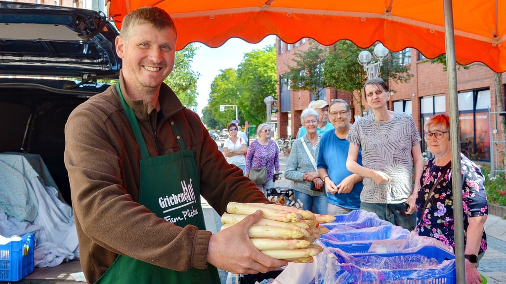 Christoph Plötze war vom Ansturm auf den Spargel aus dem Familiebtrieb überrascht. Das beliebte Gemüse lockte hunderte Kunden auf den Markt.