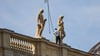 Die Aufstellung der Figuren ist der letzte Bauschritt.
