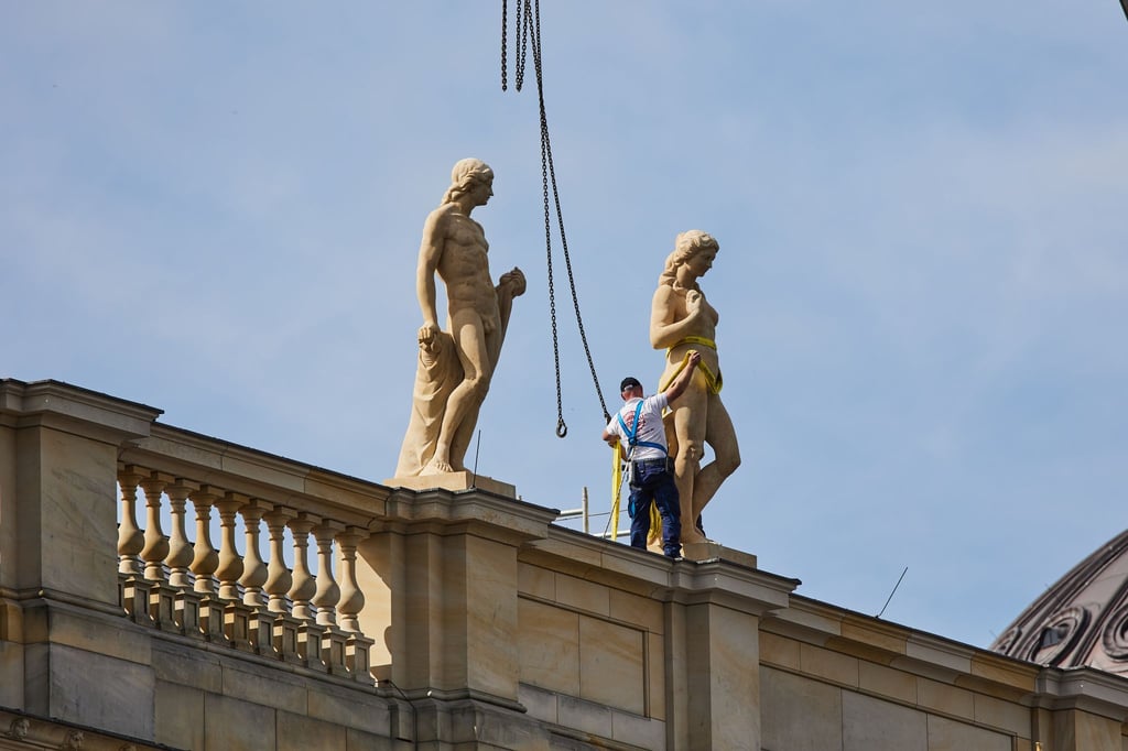 Die Aufstellung der Figuren ist der letzte Bauschritt.