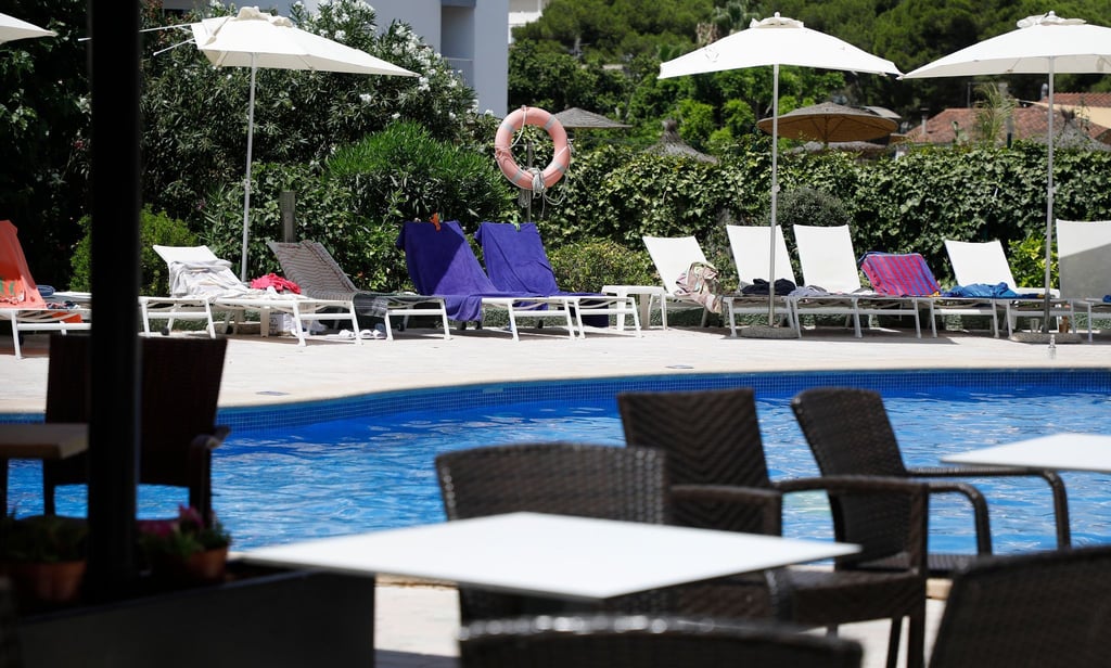 So nicht: Viele Hotels haben inzwischen Regeln eingeführt, die das Reservieren von Liegen mit Handtüchern verbieten.
