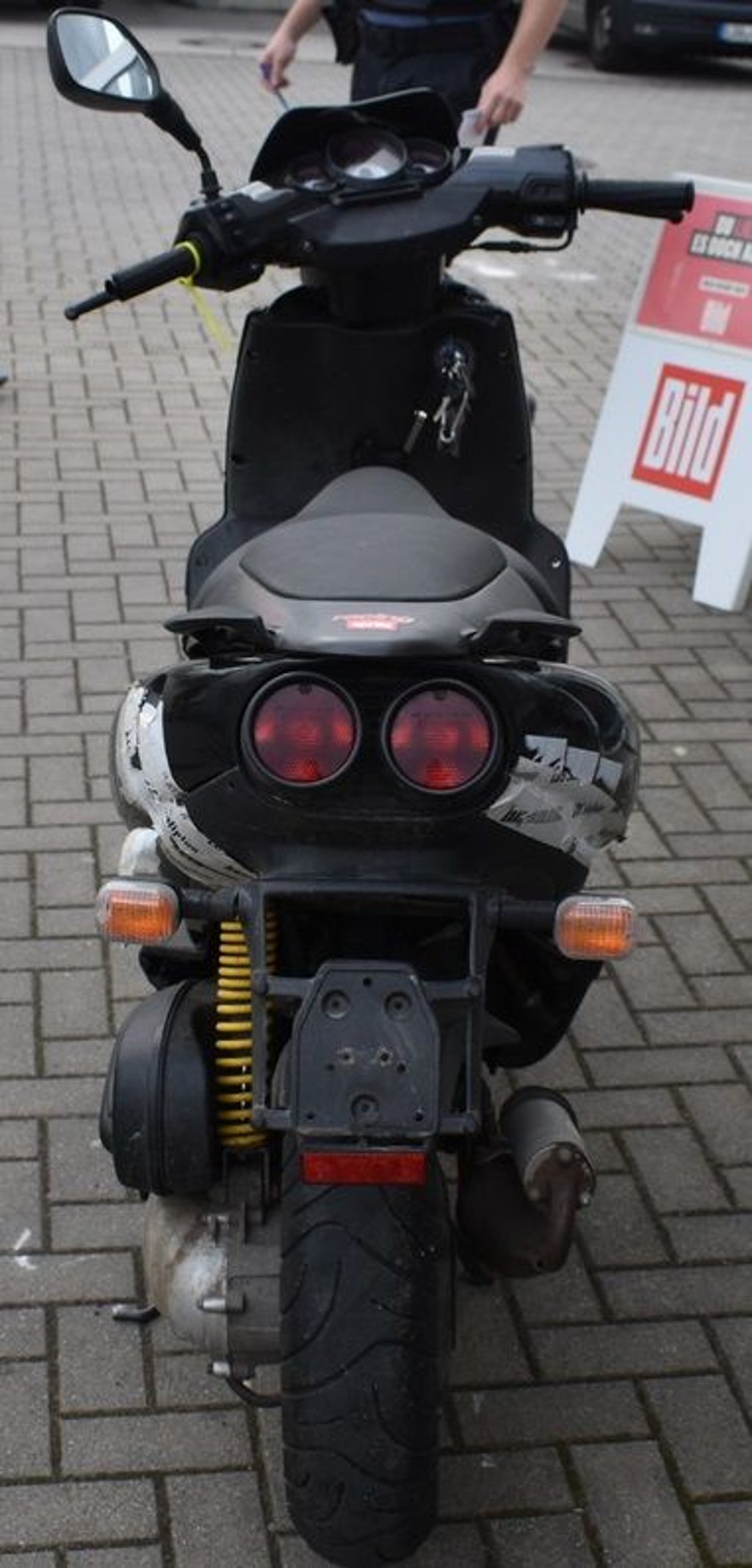 Wer kennt den Eigentümer dieses Motorrollers?