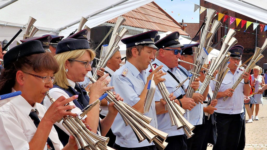 Beim Aufmarsch der Schalmeienkapellen stand jene aus Groß Ammensleben im Mittelpunkt, schließlich wurde auch deren Geburtstag gefeiert. Gastkapellen reisten aus Flechtingen, Erxleben, Sülldorf und Wassensdorf an.