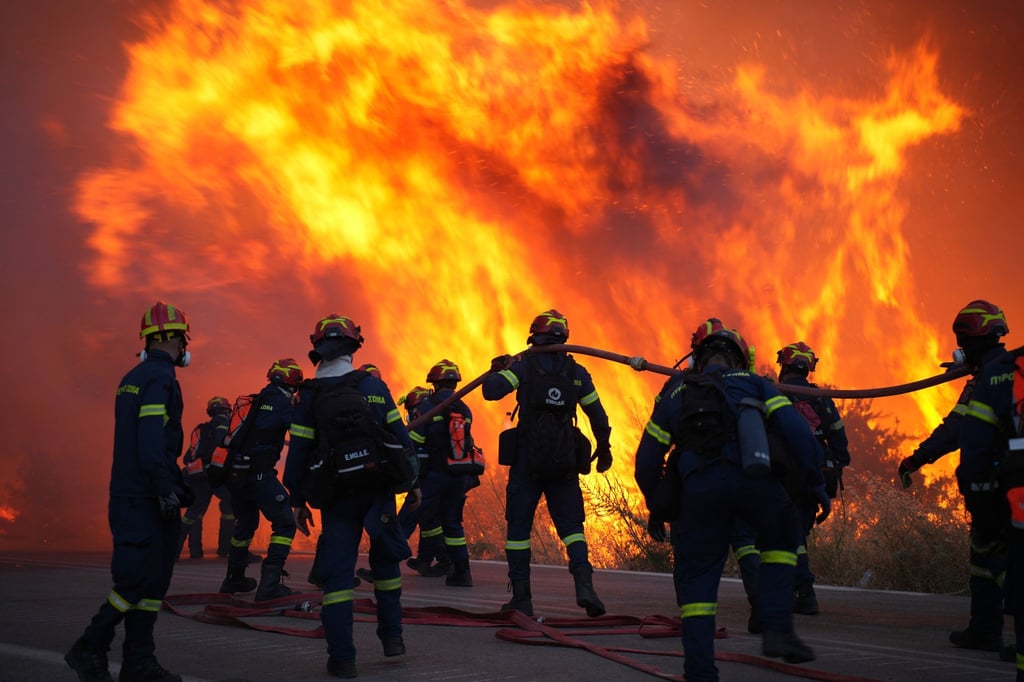Die Feuerwehr ist auf der griechischen Insel Chios im Einsatz.