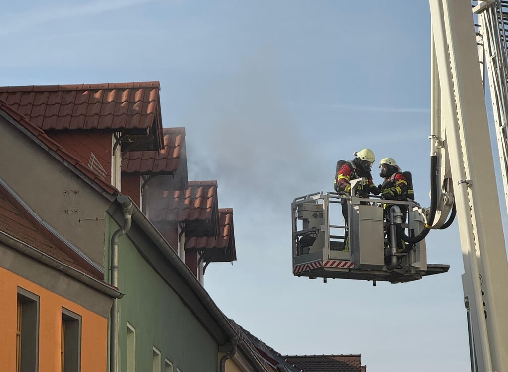 Am Montagmorgen brannte es in einer Dachgeschosswohnung in der Hohenmölsener Friedensstraße.