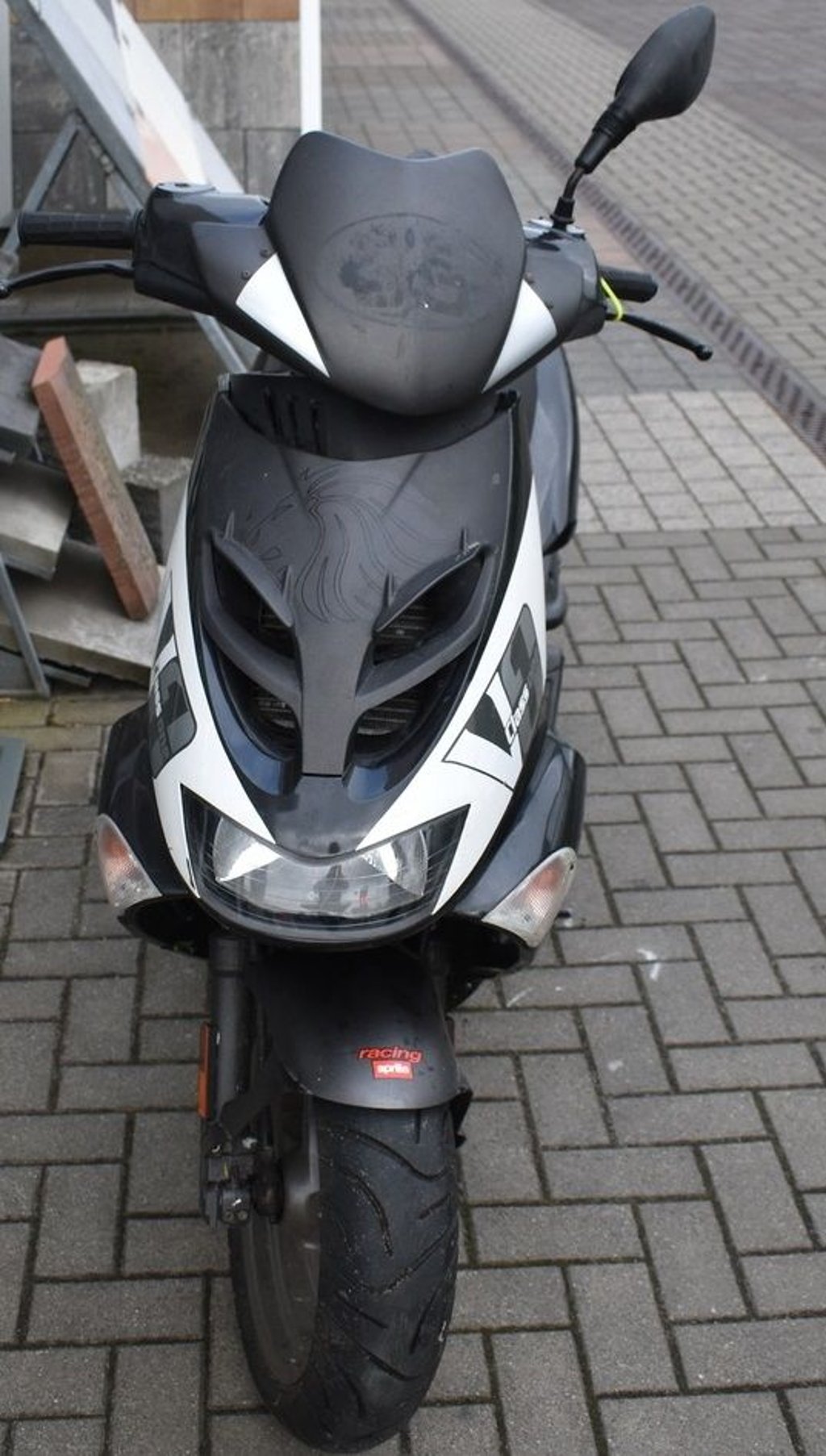 Die Polizei sucht den rechtmäßigen Besitzer dieses Motorrollers.