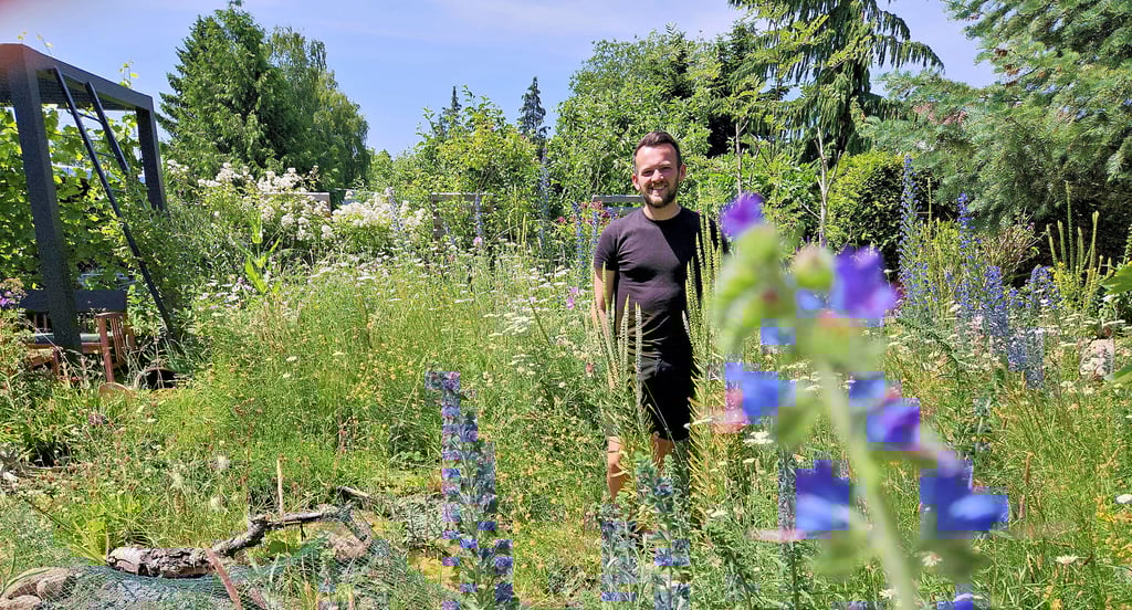 Daniel Geier inmitten des Naturgartens. Für ihn ist es ein Paradies.