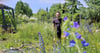  Daniel Geier inmitten des Naturgartens. Für ihn ist es ein Paradies. 