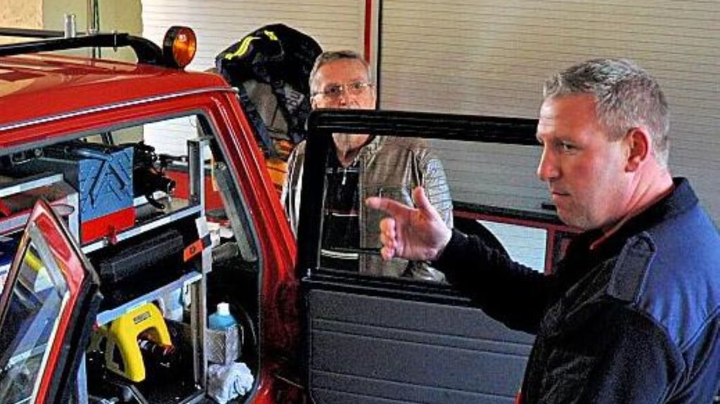 Christian Giese während einer Führung durch die Feuerwache Genthin.
