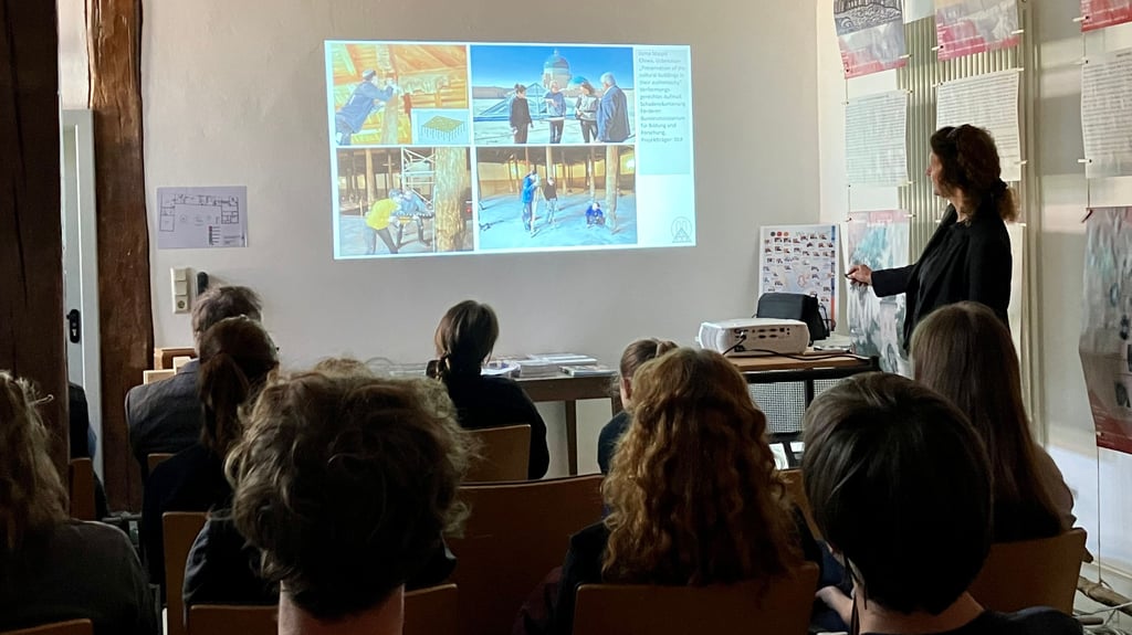 Claudia Hennrich hält im Fachwerkzentrum Quedlinburg eine Vorlesung für die Studenten des neuen Seminars. In diesem Abschnitt geht es um die Arbeiten an einer historischen Moschee in Usbekistan.