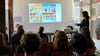 Claudia Hennrich hält im Fachwerkzentrum Quedlinburg eine Vorlesung für die Studenten des neuen Seminars. In diesem Abschnitt geht es um die Arbeiten an einer historischen Moschee in Usbekistan.
