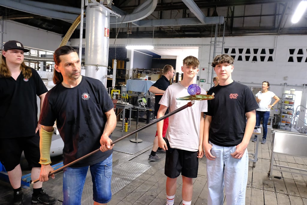 Projekt "Schnecke" der Sekundarschule Leben Lernen in der Glasmanufaktur Derenburg. Glasmacher-Azubi Malte Rademacher und Hüttenmeister Rene Jacksch (von links) mit einem der Schüler-Entwürfe.