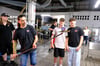 Projekt "Schnecke" der Sekundarschule Leben Lernen in der Glasmanufaktur Derenburg. Glasmacher-Azubi Malte Rademacher und Hüttenmeister Rene Jacksch (von links) mit einem der Schüler-Entwürfe.