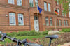 Die Europa- und Deutschlandflagge vor dem Burger Gymnasium. 