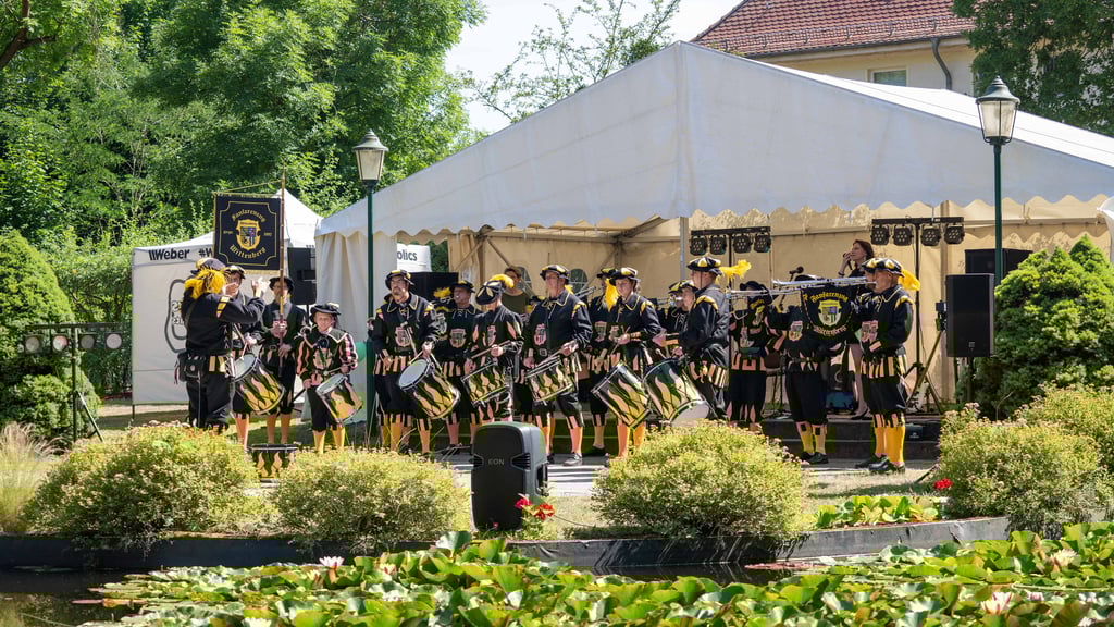 Der Fanfarenzug Wittenberg eröffnet das Park- und Heimatfest in Mühlanger. Eine Woche zuvor spielte er noch beim großen Festumzug von „Luthers Hochzeit“ in Wittenberg.