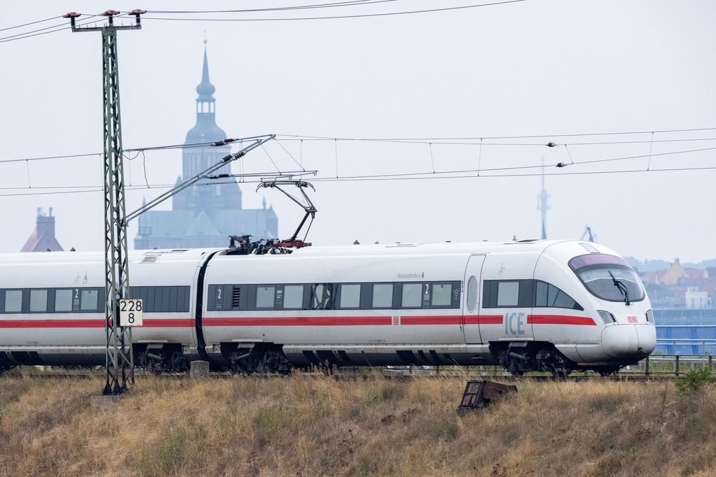 Ein Ausbau der sogenannten Vorpommern-Magistrale soll nicht nur die Fahrtzeit zwischen Berlin und Stralsund verkürzen, sondern auch helfen weite Teile Vorpommerns besser anzubinden (Archiv).
