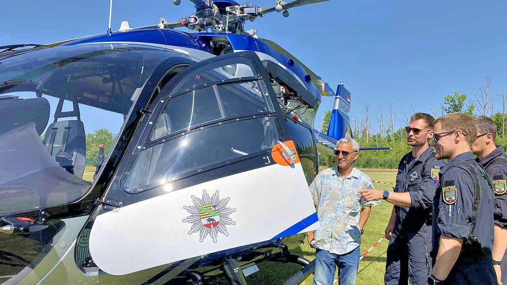 Die Hubschrauber-Besatzung um Pilot Michael Prautzsch (3.v.r.) stellt ihren Helikopter vor.