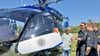 Die Hubschrauber-Besatzung um Pilot Michael Prautzsch (3.v.r.) stellt ihren Helikopter vor.