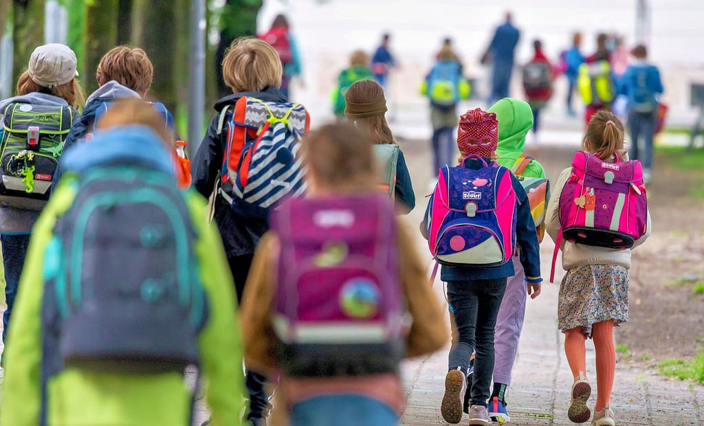 Kinder auf dem Weg in die Schule. Nicht alle schaffen es bis zum Abschluss. Im Landkreis Stendal gebe es eine der höchsten Schulabbrecherquoten in Deutschland, sagt das Deutsche Kinderhilfswerk. In Tangerhütte will man ein Projekt anschieben, das dem entgegenwirken soll.