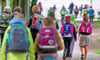 Kinder auf dem Weg in die Schule. Nicht alle schaffen es bis zum Abschluss. Im Landkreis Stendal gebe es eine der höchsten Schulabbrecherquoten in Deutschland, sagt das Deutsche Kinderhilfswerk. In Tangerhütte will man ein Projekt anschieben, das dem entgegenwirken soll. 