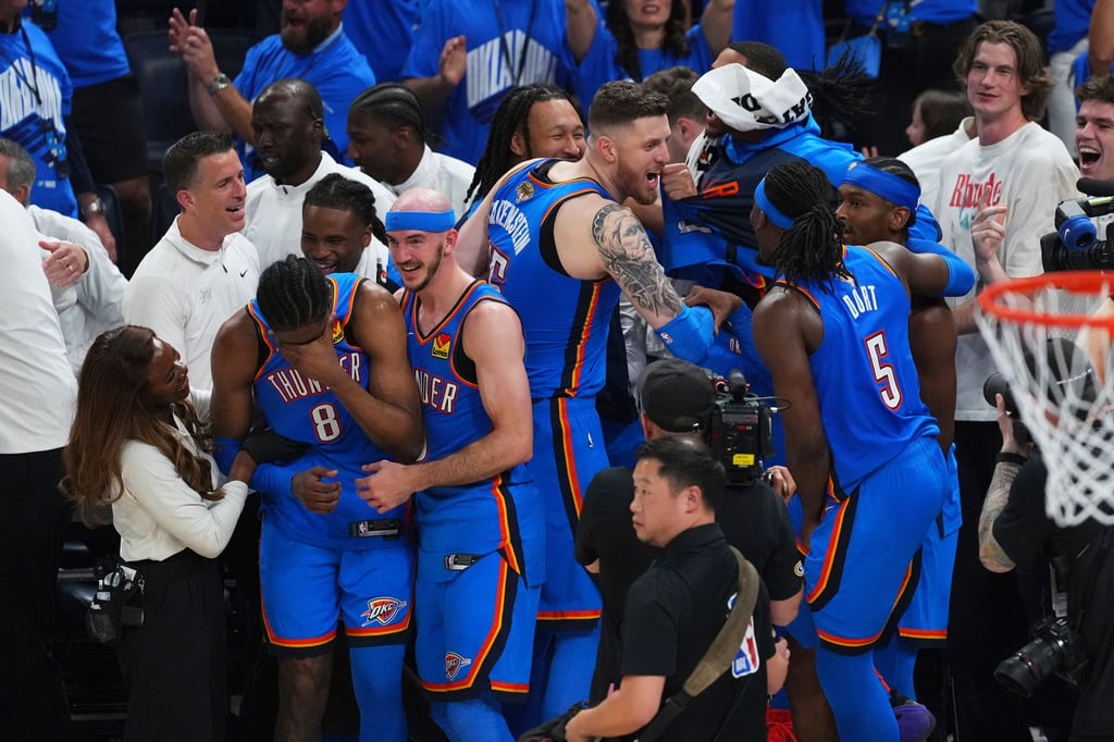 Die ersten Sekunden als NBA-Champion erlebte Isaiah Hartenstein mit den anderen Stammkräften an der Seitenlinie.
