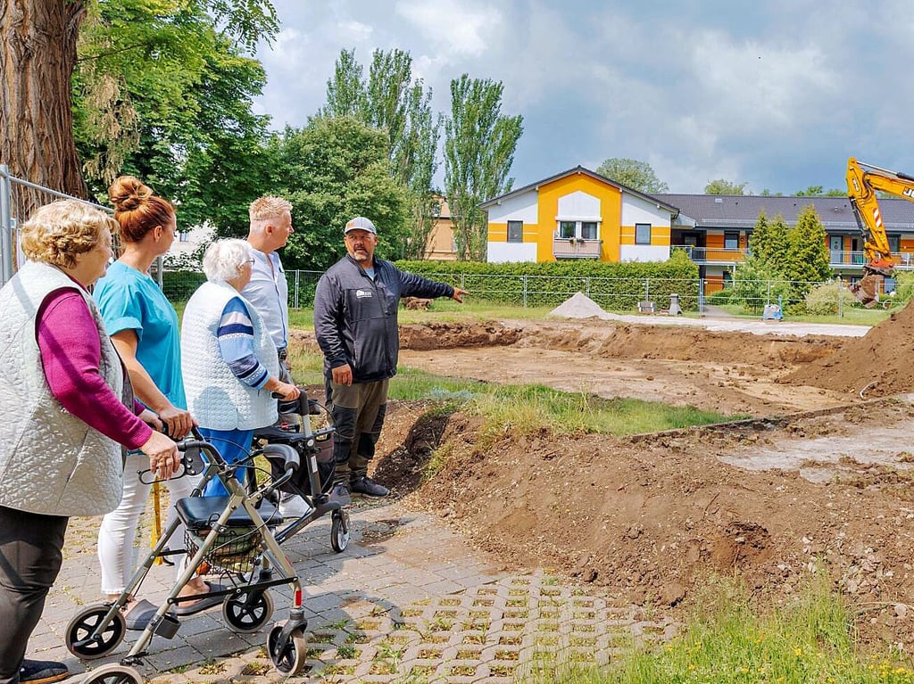 Peter Netzeband (rechts), Inhaber der Tiefbaufirma Netze-Bau, erläutert Heimleitung und Mitgliedern des Bewohnerbeirates den Stand der Arbeiten.