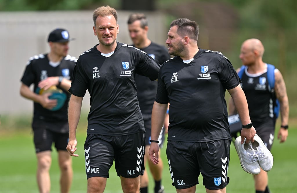 Magdeburgs neuer Trainer Markus Fiedler (l) und sein neuer Co-Trainer Saban Uzun beim Trainingsauftakt.