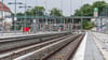 Der heftige Wind hat auch Auswirkungen auf den Bahnverkehr.