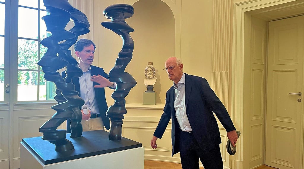Tony Cragg (rechts) im Dialog mit Ruben Rebmann, Direktor der Anhaltischen Gemäldegalerie.