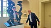 Tony Cragg (rechts) im Dialog mit Ruben Rebmann, Direktor der Anhaltischen Gemäldegalerie.