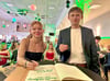 Anjali Alia Nikolai und Theo Schneider tragen sich als Beste der Abschlussklassen der Sekundarschule Elster ein. Die 16-jährige Anjali glänzt mit einem glatten 1,0-Abschluss.
